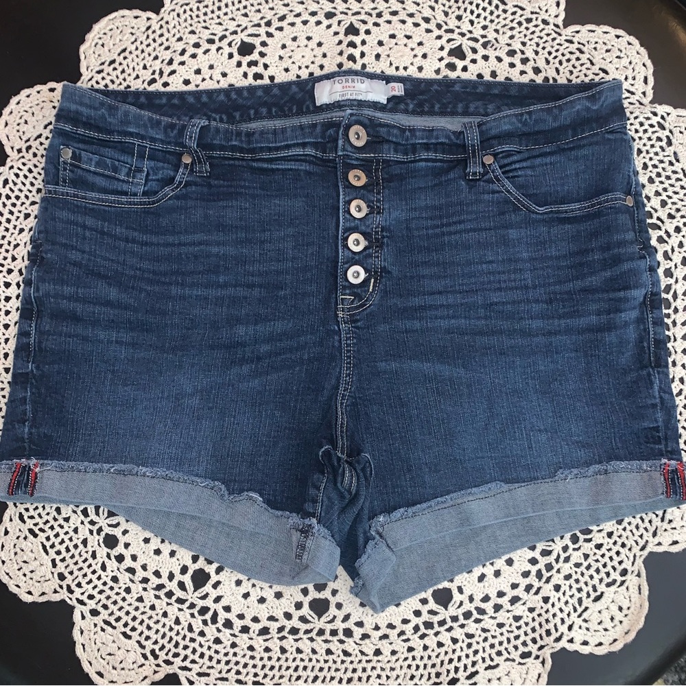 Torrid size 20 butterfly Jean shorts in excellent condition.